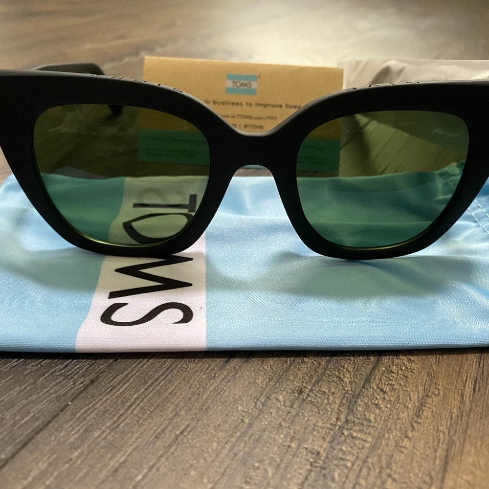 TOMS Sydney Sunglass NWT